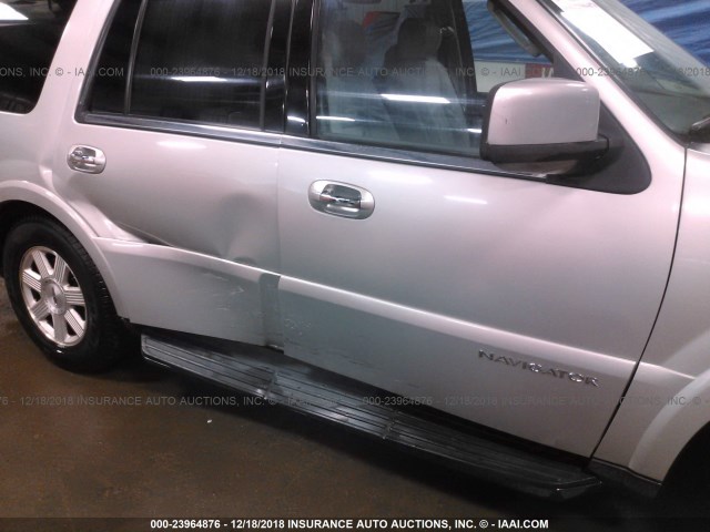 5LMFU28535LJ21842 - 2005 LINCOLN NAVIGATOR 银色 照片 6