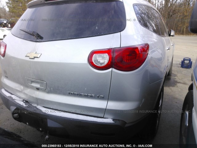 1GNLVEEDXAS128072 - 2010 CHEVROLET TRAVERSE LS SILVER photo 4