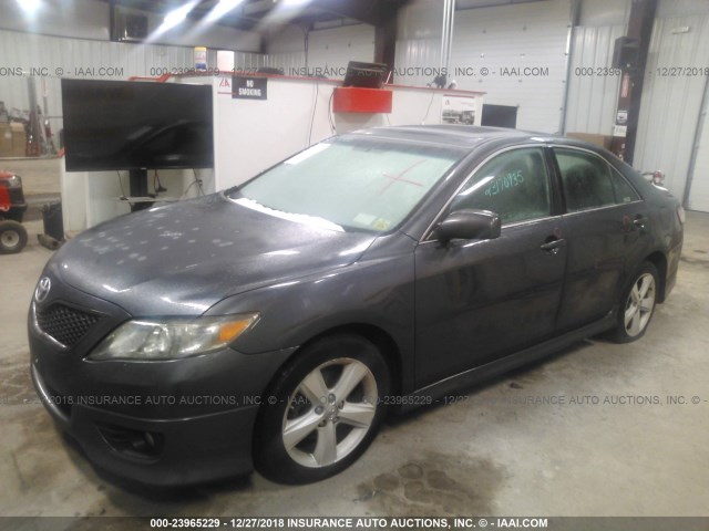 4T1BF3EK5BU200527 - 2011 TOYOTA CAMRY SE/LE/XLE GRAY photo 2