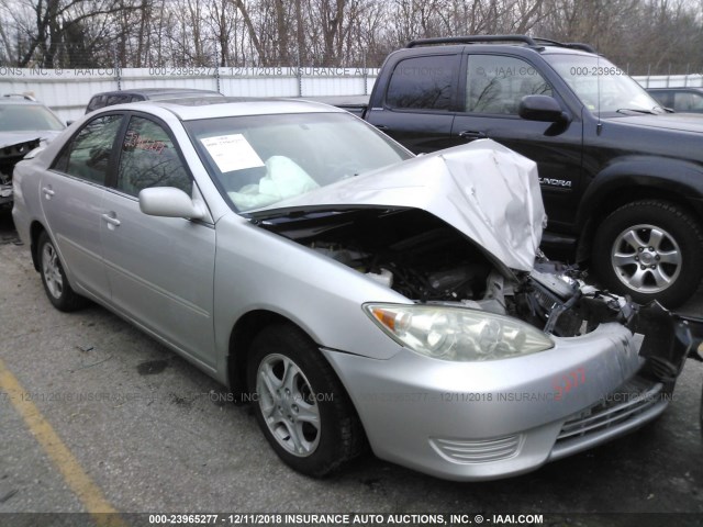 4T1BE32K45U600252 - 2005 TOYOTA CAMRY LE/XLE/SE SILVER photo 1