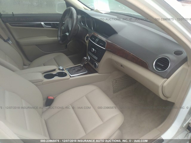 WDDGF4HB0EA958816 - 2014 MERCEDES-BENZ C 250 WHITE photo 5