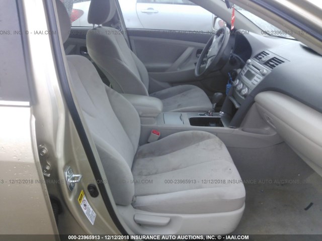 4T1BF3EK9BU652223 - 2011 TOYOTA CAMRY SE/LE/XLE 金色 照片 5