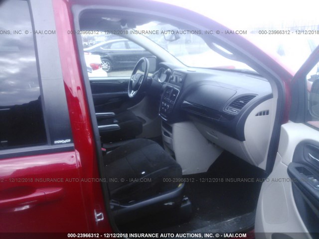 2C4RDGBGXDR609526 - 2013 DODGE GRAND CARAVAN SE RED photo 5