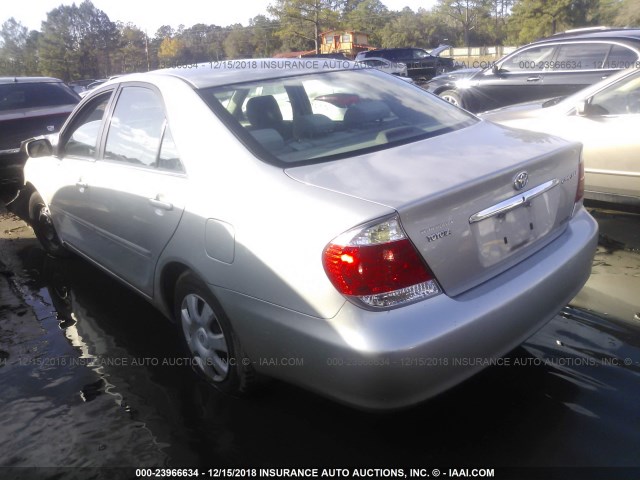 4T1BE32K55U424716 - 2005 TOYOTA CAMRY LE/XLE/SE SILVER photo 3