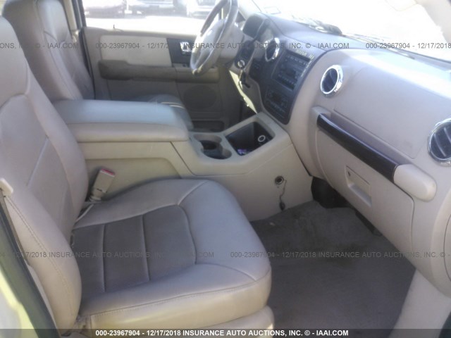1FMFU19555LA04162 - 2005 FORD EXPEDITION LIMITED WHITE photo 5