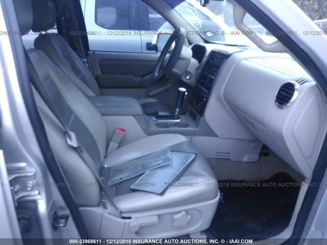 1FMEU73896UA01570 - 2006 FORD EXPLORER XLT SILVER photo 5