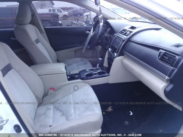 4T4BF1FKXCR258269 - 2012 TOYOTA CAMRY SE/LE/XLE 白色 照片 5