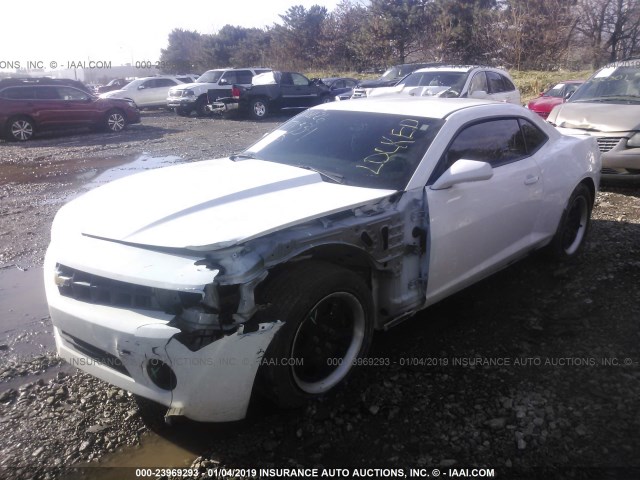 2G1FA1E38D9171339 - 2013 CHEVROLET CAMARO LS WHITE photo 2