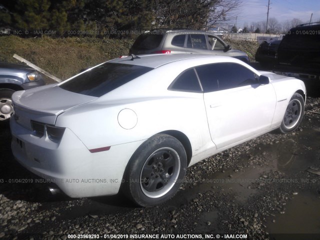 2G1FA1E38D9171339 - 2013 CHEVROLET CAMARO LS WHITE photo 4