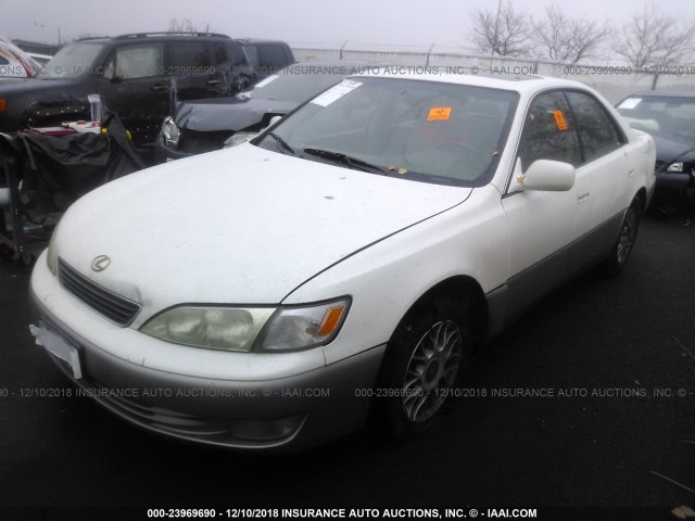 JT8BF28G9W0111108 - 1998 LEXUS ES 300 WHITE photo 2