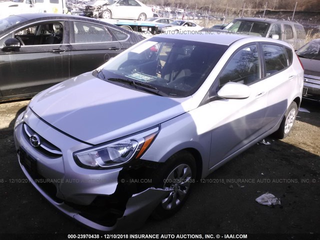 KMHCT5AE1HU307091 - 2017 HYUNDAI ACCENT SE SILVER photo 2