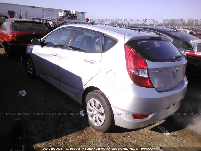 KMHCT5AE1HU307091 - 2017 HYUNDAI ACCENT SE SILVER photo 3