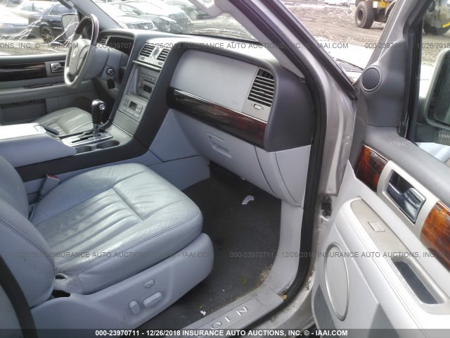 5LMFU27555LJ08530 - 2005 LINCOLN NAVIGATOR 银色 照片 5
