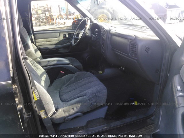 1GTDT13W62K149258 - 2002 GMC SONOMA BLACK photo 5