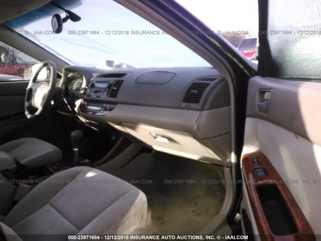 4T1BE32K32U048450 - 2002 TOYOTA CAMRY LE/XLE/SE BLACK photo 5