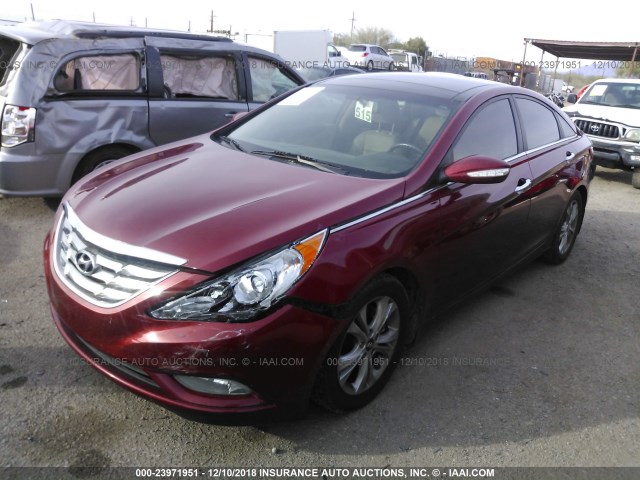 5NPEC4AC7CH434713 - 2012 HYUNDAI SONATA SE/LIMITED RED photo 2