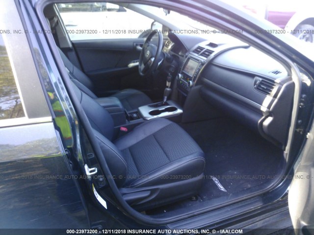 4T1BF1FK3EU383160 - 2014 TOYOTA CAMRY L/SE/LE/XLE 深蓝色 照片 5