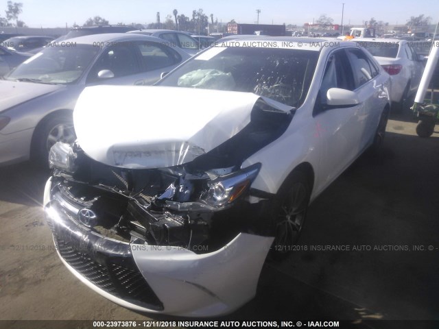 4T1BF1FK2GU257150 - 2016 TOYOTA CAMRY LE/XLE/SE/XSE WHITE photo 2