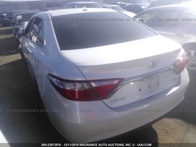 4T1BF1FK2GU257150 - 2016 TOYOTA CAMRY LE/XLE/SE/XSE WHITE photo 3