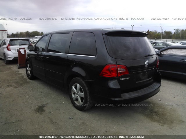 2V4RW3D11AR195422 - 2010 VOLKSWAGEN ROUTAN SE BLACK photo 3