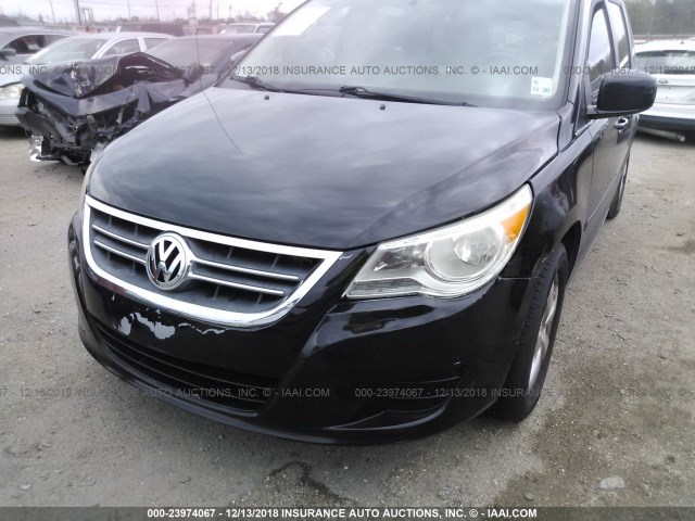 2V4RW3D11AR195422 - 2010 VOLKSWAGEN ROUTAN SE BLACK photo 6