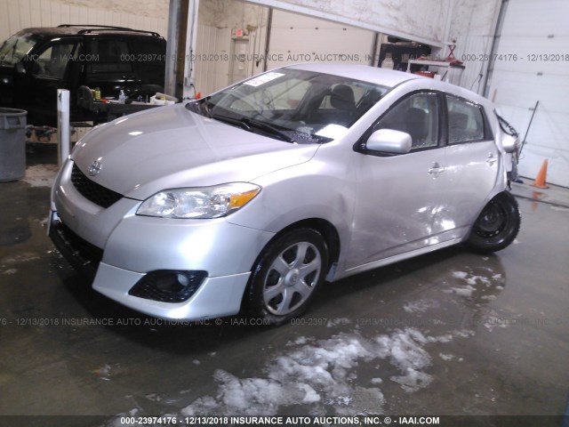 2T1KU4EE2AC363061 - 2010 TOYOTA COROLLA MATRIX  SILVER photo 2