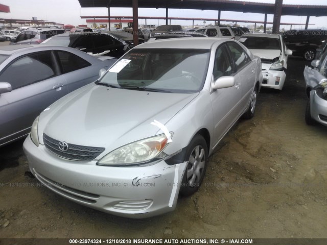 4T1BE32K72U552340 - 2002 TOYOTA CAMRY LE/XLE/SE SILVER photo 2