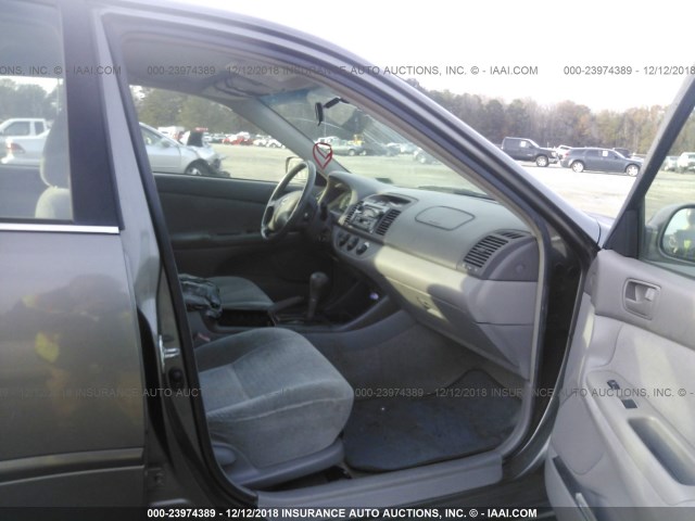 JTDBE32K830226642 - 2003 TOYOTA CAMRY LE/XLE 棕色 照片 5