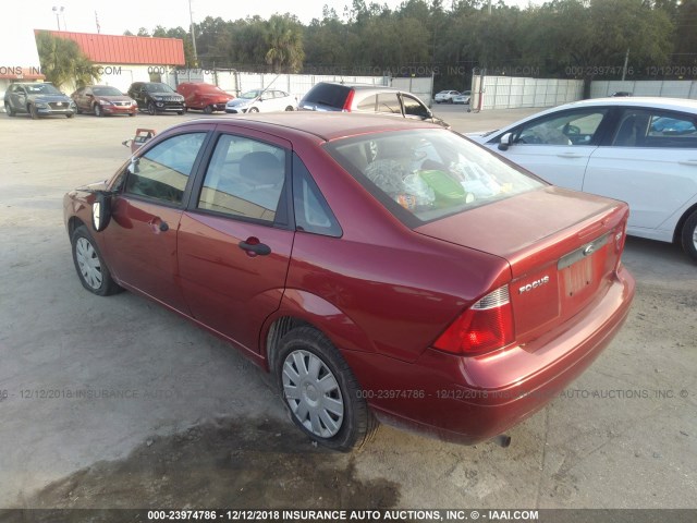 1FAFP34N55W179076 - 2005 FORD FOCUS ZX4 RED photo 3