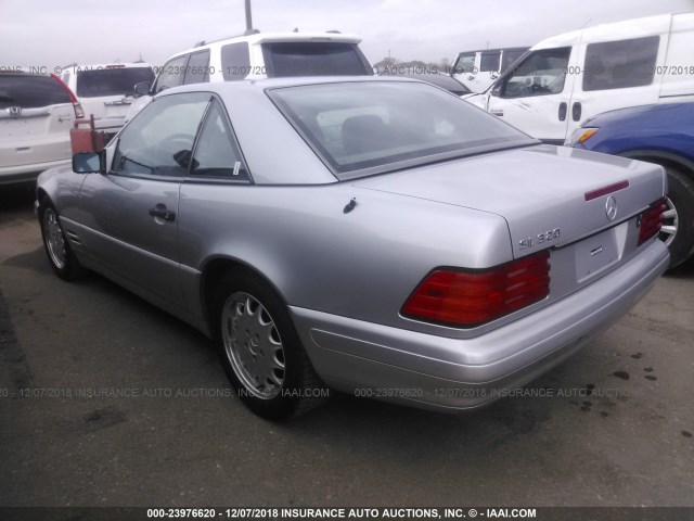 WDBFA63F8TF136760 - 1996 MERCEDES-BENZ SL 320 SILVER photo 3