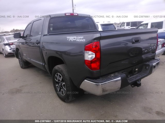 5TFEW5F19HX225716 - 2017 TOYOTA TUNDRA CREWMAX SR5 GRAY photo 3