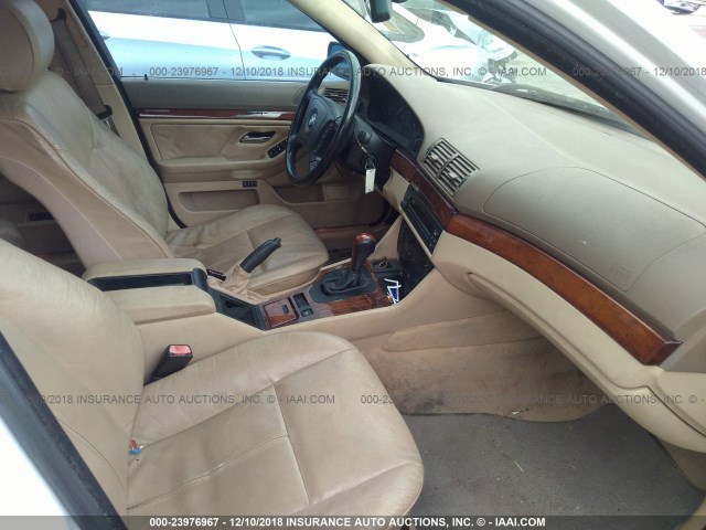 WBADT43451GX24562 - 2001 BMW 525 I AUTOMATIC WHITE photo 5