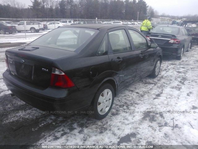 1FAFP34N26W123310 - 2006 FORD FOCUS ZX4 BLACK photo 4