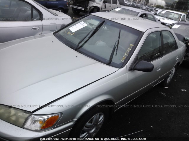 JT2BG22K3Y0526643 - 2000 TOYOTA CAMRY CE/LE/XLE SILVER photo 2