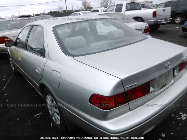 JT2BG22K3Y0526643 - 2000 TOYOTA CAMRY CE/LE/XLE SILVER photo 3