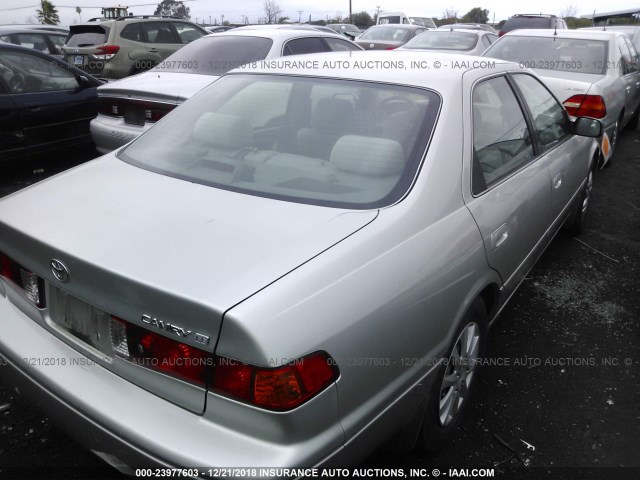 JT2BG22K3Y0526643 - 2000 TOYOTA CAMRY CE/LE/XLE SILVER photo 4