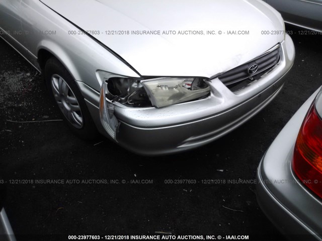 JT2BG22K3Y0526643 - 2000 TOYOTA CAMRY CE/LE/XLE SILVER photo 6