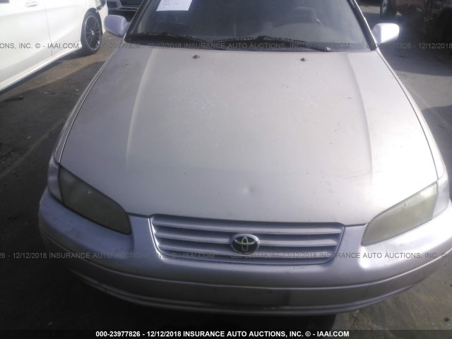 JT2BG22K7V0014654 - 1997 TOYOTA CAMRY LE/XLE GOLD photo 6