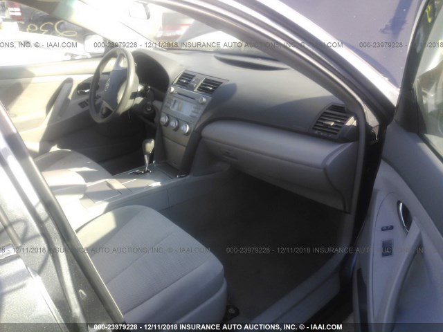 4T1BF3EKXBU584546 - 2011 TOYOTA CAMRY SE/LE/XLE 灰色 照片 5