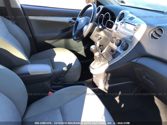 2T1KU40E09C080466 - 2009 TOYOTA COROLLA MATRIX  SILVER photo 5