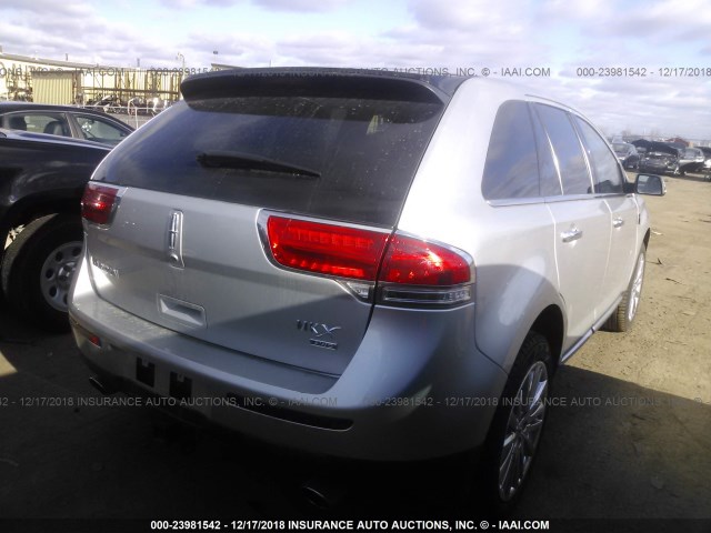 2LMDJ8JK6DBL29478 - 2013 LINCOLN MKX SILVER photo 4