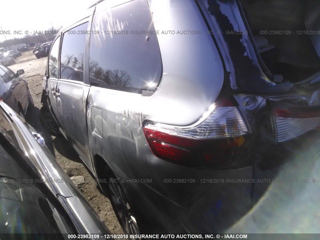 5TDYZ3DC5HS769858 - 2017 TOYOTA SIENNA XLE/LIMITED SILVER photo 3