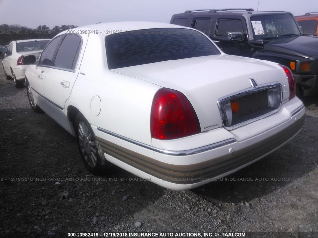 1LNHM81W05Y639296 - 2005 LINCOLN TOWN CAR SIGNATURE WHITE photo 3