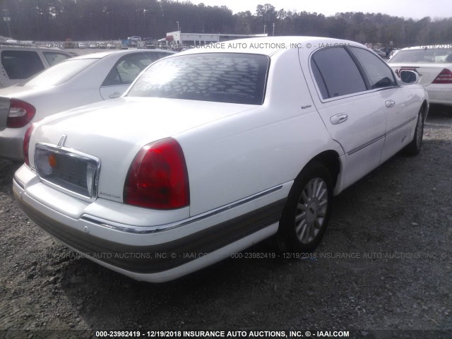 1LNHM81W05Y639296 - 2005 LINCOLN TOWN CAR SIGNATURE WHITE photo 4