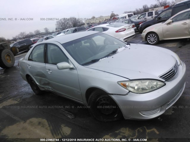 4T1BE32K15U552175 - 2005 TOYOTA CAMRY LE/XLE/SE SILVER photo 1