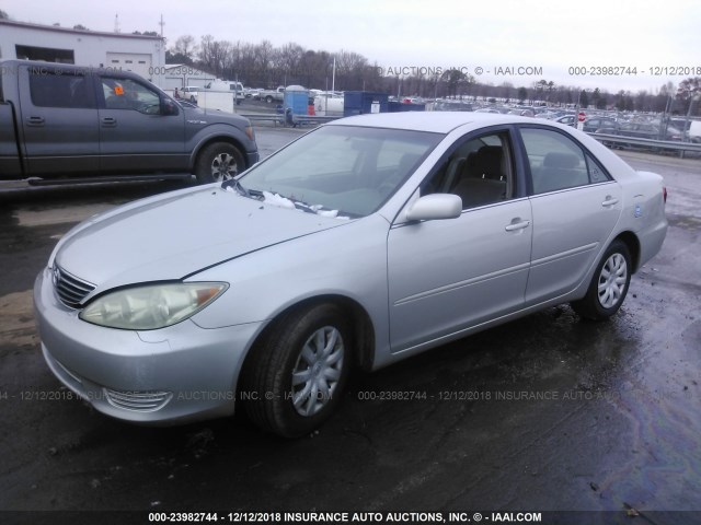 4T1BE32K15U552175 - 2005 TOYOTA CAMRY LE/XLE/SE SILVER photo 2
