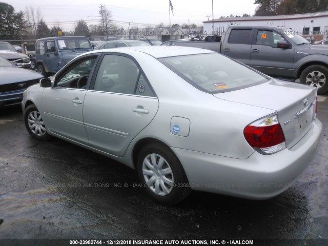 4T1BE32K15U552175 - 2005 TOYOTA CAMRY LE/XLE/SE SILVER photo 3