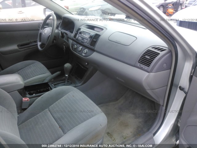 4T1BE32K15U552175 - 2005 TOYOTA CAMRY LE/XLE/SE SILVER photo 5