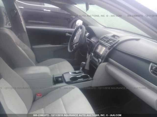 4T4BF1FK3ER439572 - 2014 TOYOTA CAMRY L/SE/LE/XLE 深蓝色 照片 5