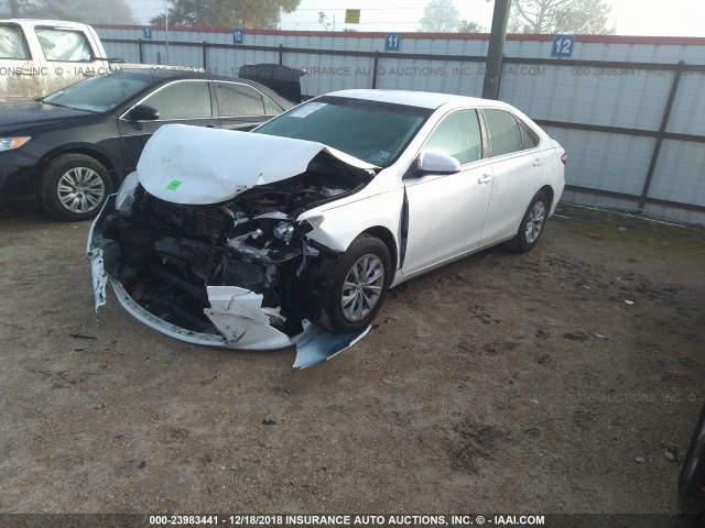 4T1BF1FK6FU948275 - 2015 TOYOTA CAMRY LE/XLE/SE/XSE WHITE photo 2
